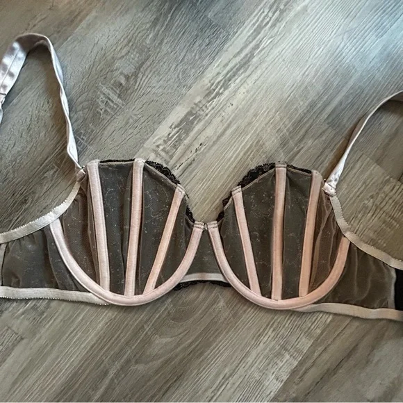 Vintage Victoria’s Secret Bra - Picture 3 of 5